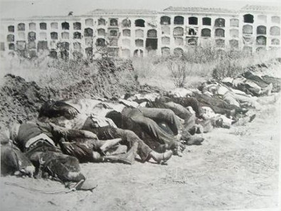 Cadáveres de fuzilados no cemitério de Badajoz.