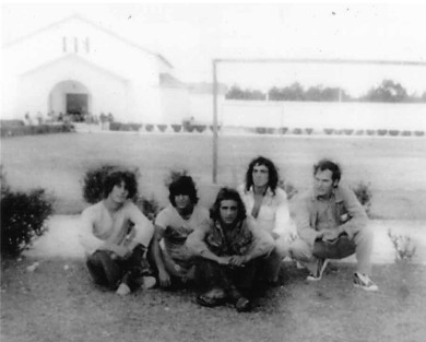 da esquerda para a direita: Maurício, Tó, Soares, Juvenal e a António Ferreira de Jesus no pátio do campo de futebol do E.P. de Pinheiro da Cruz em 1977
