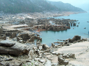 Foto das ruinas de Vilarinho da Furna, quando a barragem diminui de caudal.
