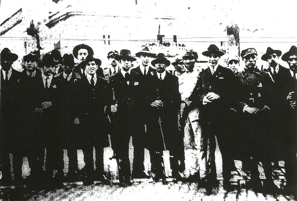 Grupo de civis que actuou na insurreição no porto.