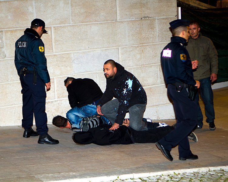 paisana-junto-do-leão