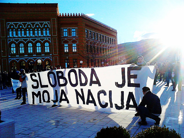 Manifestação em Sarajevo, na faixa pode-se ler: “a minha nação é a liberdade” 