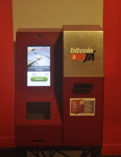 ATM Bitcoin (multibanco) instalada no centro comercial Saldanha em Lisboa. Estas máquinas têm-se multiplicado por vários paises desde Outubro de 2013, data em que o primeiro equipamento foi instalado em Vancouver, no Canadá.