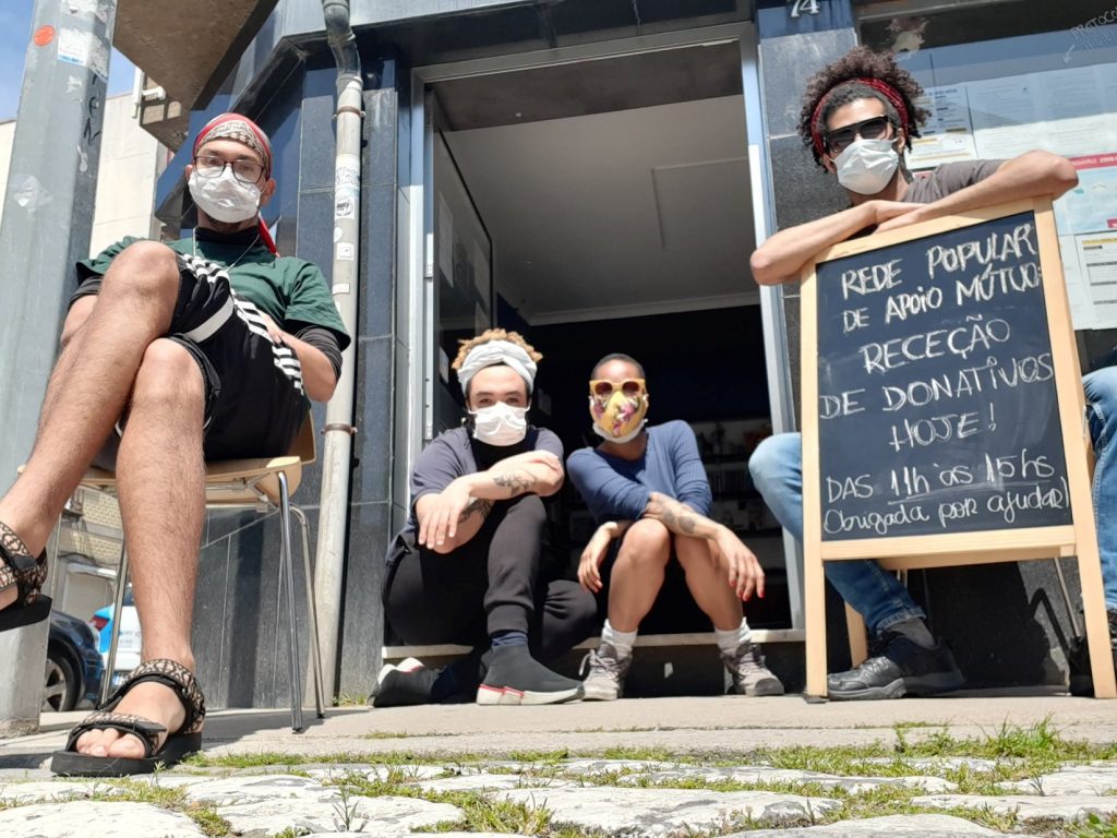 Núcleo Anti-Racista do Porto no CSA A Gralha à espera de doações de alimentos, frutas, vegetais e itens de higiene para a Rede Popular de Apoio Mútuo.