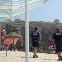 Feche o seu guarda-sol, está a tapar a vista dos que pagaram por ela