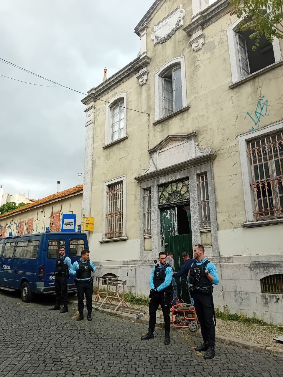 Uma crónica de proprietários ausentes e de ocupantes que cuidam