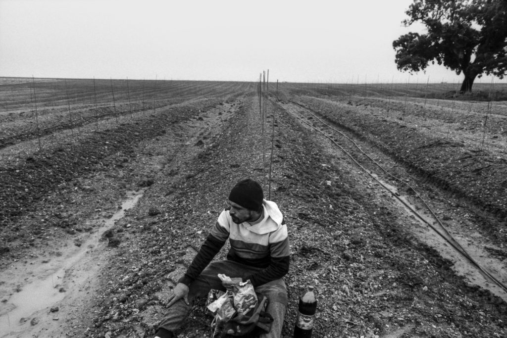 Fecharam a porta e escancararam as janelas ao trabalho clandestino